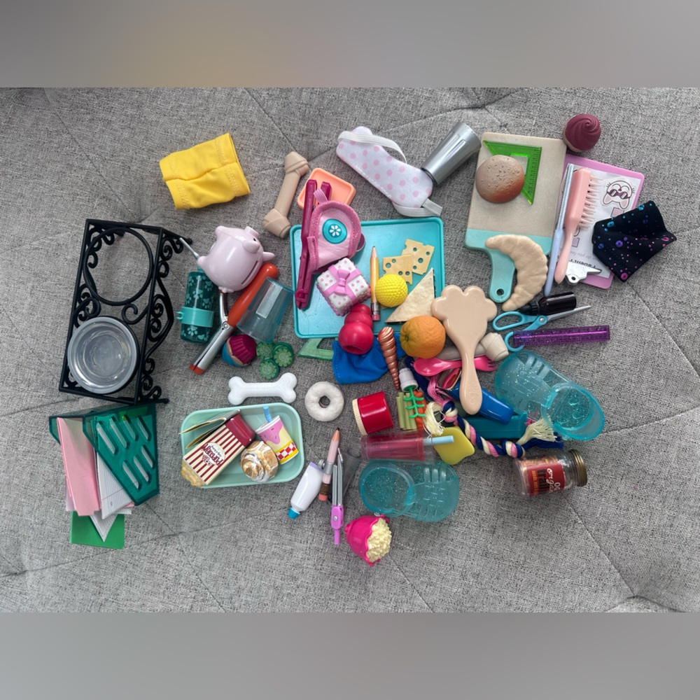 EUC MASSIVE LOT OF OUR GENERATION, DOLL CLOTHING, ACCESSORIES, DOGS, PLAY ITEMS - Picture 3 of 8